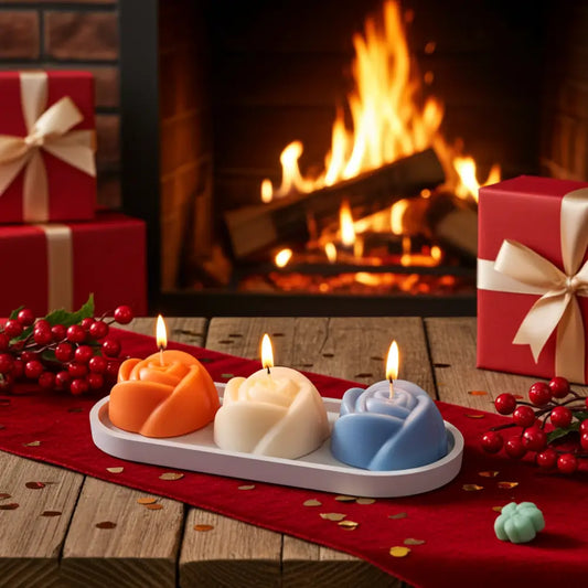 Scopri il Set di 3 Candele a Forma di Rosa Profumate con Vassoio in Resina