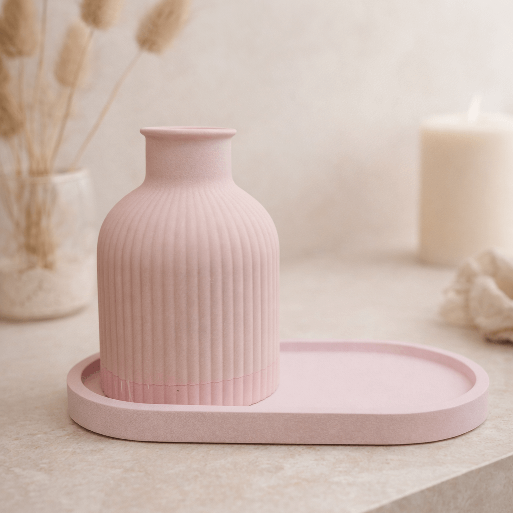vaso rosa in resina con vassoio per fiori secchi