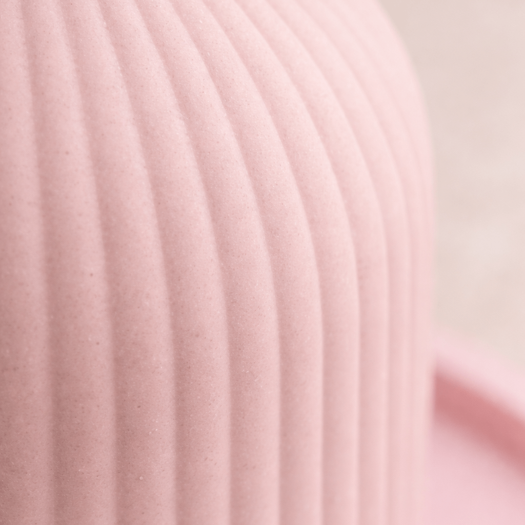 vaso decorativo in resina rosa con vassoio minimal