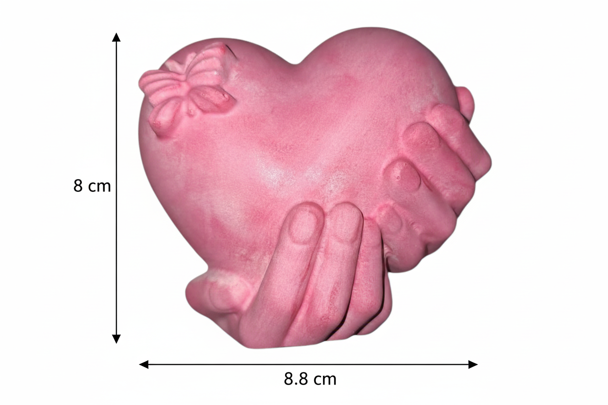 Cuore Decorativo Artigianale Sorretto da Mani – Complemento d’Arredo