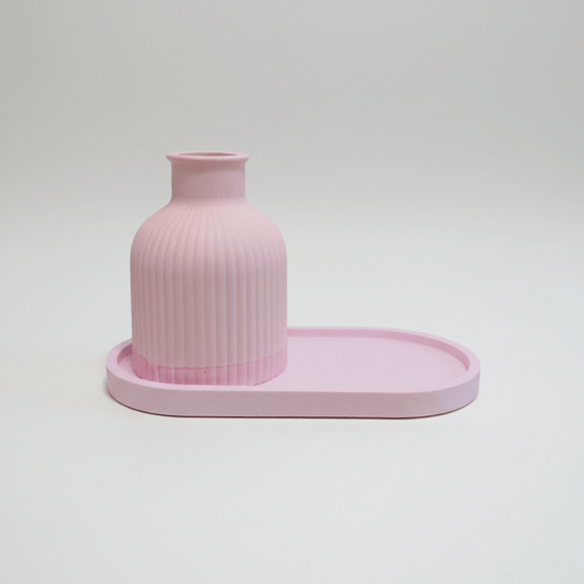 vaso decorativo in resina rosa con vassoio ovale