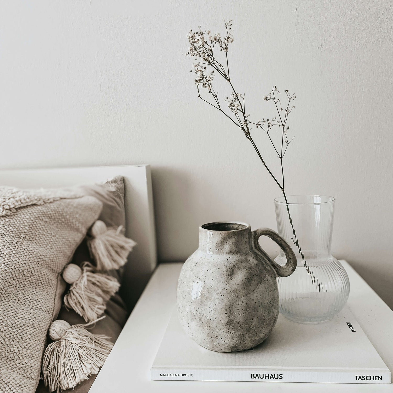 decorazione minimal per la casa con vaso e pianta su comodino