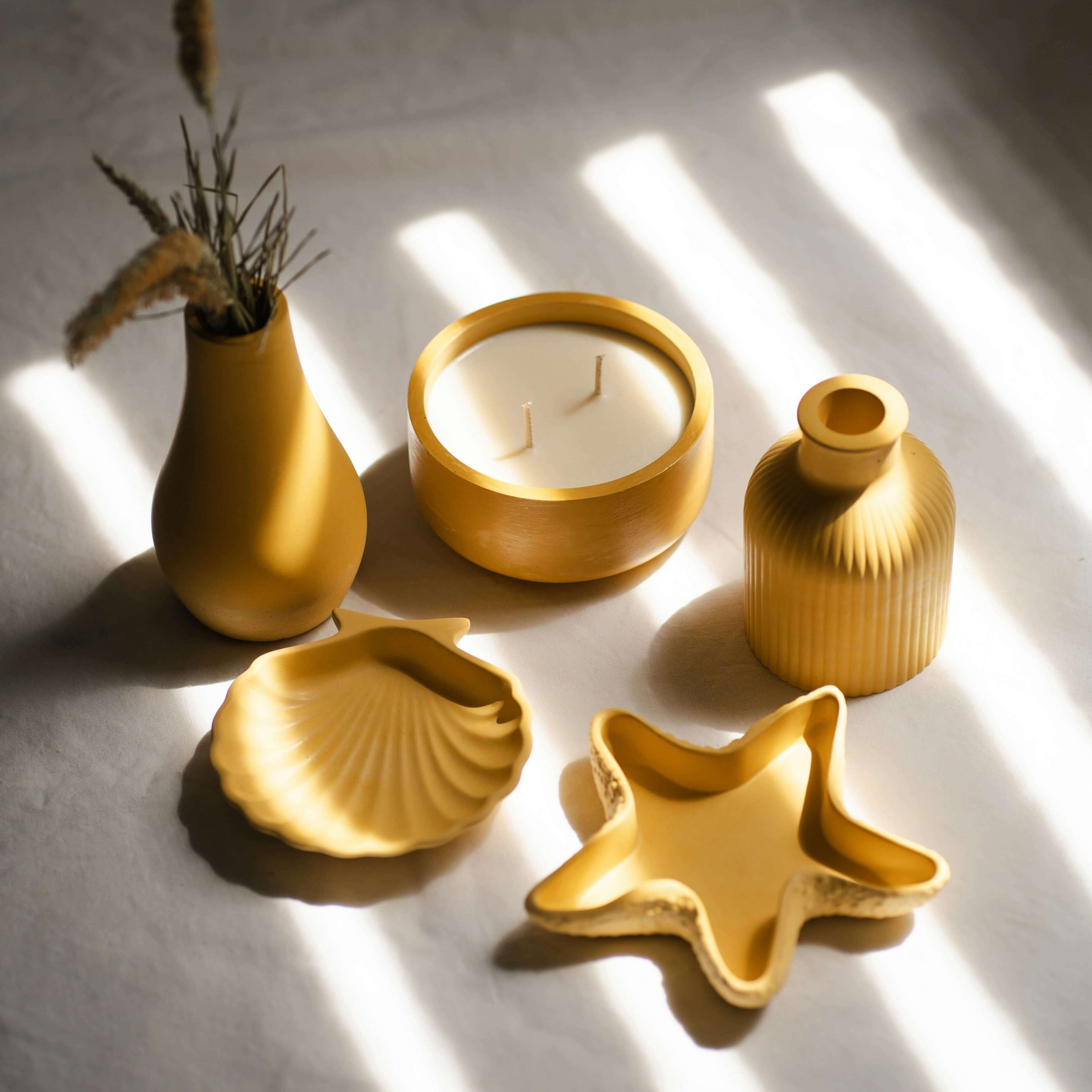 accessori decorativi minimal per la casa su tavolo con luce naturale