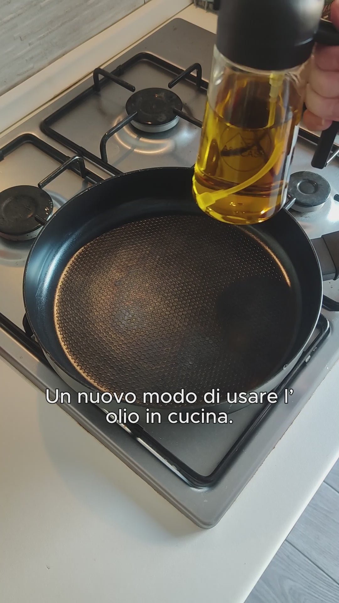 Carica il video: Dimostrazione dell'oliera spray 2 in 1 che permette di spruzzare o versare l'olio con precisione.